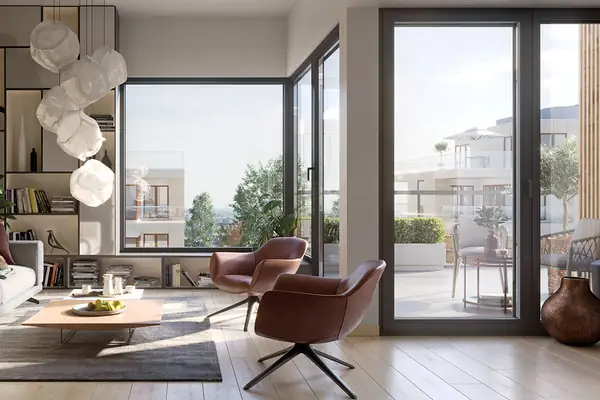 Wohnraum mit bodentiefen Fenstern und Zugang zum Balkon
