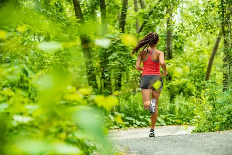 Joggerin auf einem Waldweg