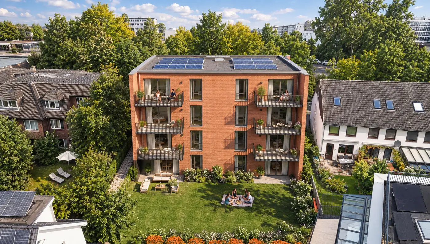 Lokstedter Höhe 7 von oben — Gartenseite mit Balkonen, Rasenfläche und Photovoltaik auf dem Dach